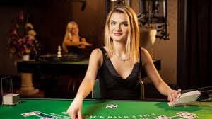 Dealer langsung yang profesional dan ramah di live casino vega123